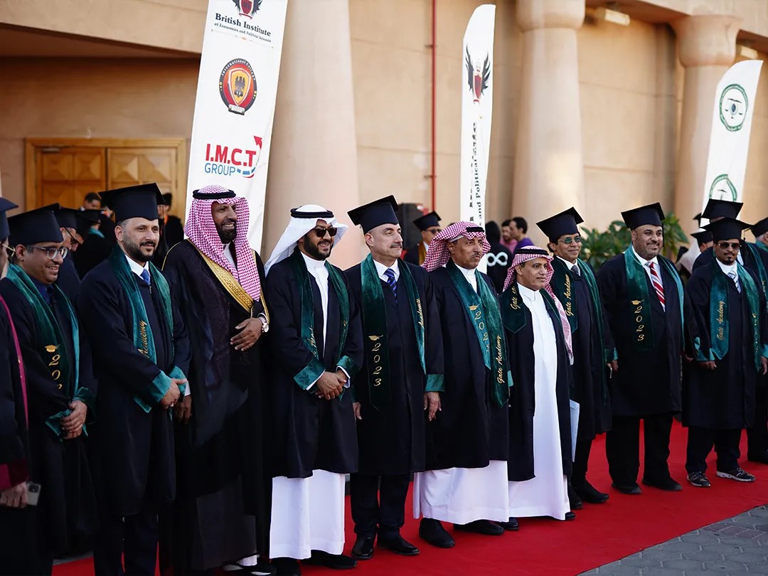  خريج إماراتي يتسلم شهادة معتمدة من جيت أكاديمي في دبي. 